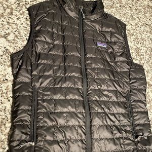 Black Patagonia Vest Size M. Very lightly worn. Near perfect condition.